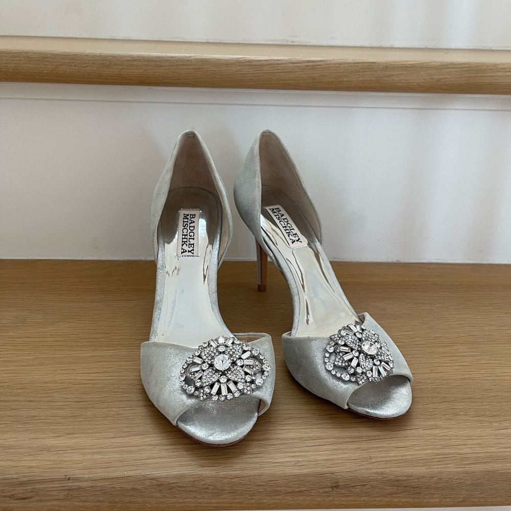 Badgley Mischka Dana Bridal Embellished Peep Toe Pump Heels Silver Suede Size 7
